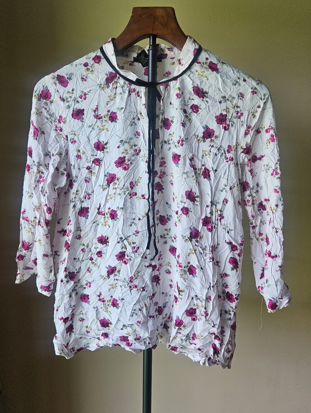 XXI White Floral Tie-Neck Blouse with Fuchsia Roses Size Small